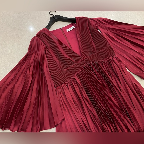Mac Duggal Long Flare Sleeve Pleated Dress In Berry Size 14 - Picture 4 of 11